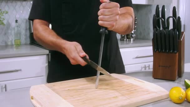 Şef Bıçağı Yavaş Çekimde Keskinleştirir Şef Mutfak Restoranında Bıçağı Biler — Stok video