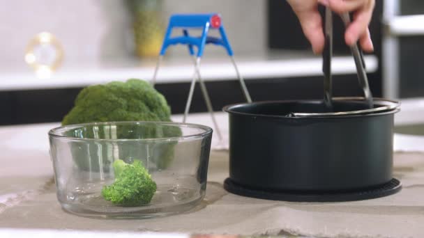 Girl Prepares Steamed Vegetables Cook Steamed Cauliflower Steamed Cauliflower Close — Stock Video
