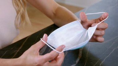Kız tıbbi maske kullanıyor, tıbbi maske takıyor, tıbbi maske takıyor.