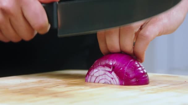 Chef Vágja Fel Hagymát Vágja Hagyma Közelkép Vágás Hagyma Lassított — Stock videók