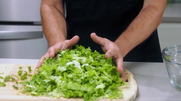 シェフはレタスの葉をトス レタスのスローモーションをチョップ シェフはサラダを準備 健康的な有機サラダを作る 料理のための成分 — ストック動画