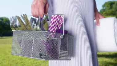Kız piknik sepeti taşıyor, piknik sepetinde kız elinde, piknik ağır çekimde kız piknik sepeti ve piknik battaniyesi taşıyor.