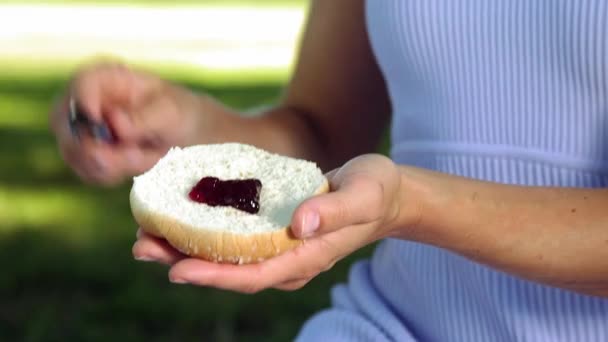Κορίτσι Κάνει Ένα Σάντουιτς Μαρμελάδα Σάντουιτς Μαρμελάδα Και Τυρί Για — Αρχείο Βίντεο