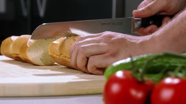 Шеф Кухар Розрізає Хліб Повільним Рухом Розрізає Хліб Дерев Яній — стокове відео