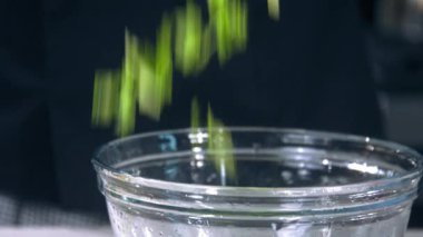 Şef marul yaprakları fırlatır, marul yavaş çekimde doğrar, şef salata hazırlar, sağlıklı organik salata yapar, yemek pişirmek için katkı maddeleri.