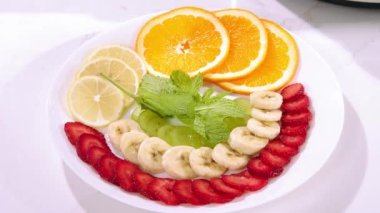 Meyve tabağı yakın plan, tabakta taze meyve, meyve salatası.