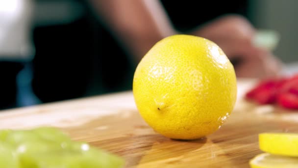 Gadis Memotong Lemon Gerakan Lambat Kepala Memotong Jeruk Mengiris Lemon — Stok Video