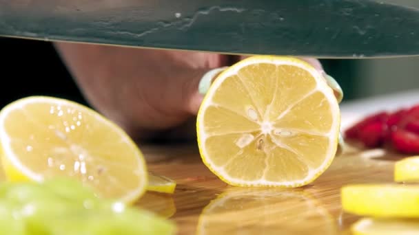 Chica Cortar Limón Cámara Lenta Jefe Cortar Naranja Cortar Limón — Vídeos de Stock