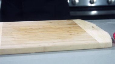 Şef marul yaprakları fırlatır, marul yavaş çekimde doğrar, şef salata hazırlar, sağlıklı organik salata yapar, yemek pişirmek için katkı maddeleri.