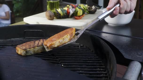 把肉放在烤架上 把牛排和蔬菜放在烤架上慢动作 把肉和蔬菜放在烤架上慢动作 — 图库视频影像