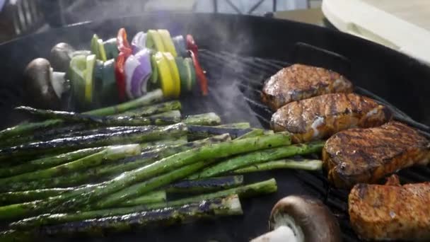 ステーキと野菜のグリルスローモーショングリル肉と野菜のスローモーション — ストック動画
