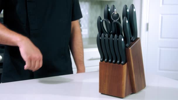 Szef Kuchni Bierze Nóż Zwolnionym Tempie Nóż Ustawiony Bliska Nóż — Wideo stockowe
