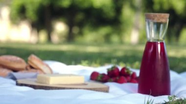 Piknik sepetinde çatal bıçak seti, yakın plan piknik, piknik yemeği, yakın çekim., 