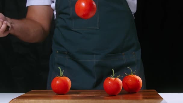 シェフはトマトのスローモーションを切りトマトのクローズアップを切りトマトのスローモーションを切り秋のトマトのクローズアップを切り — ストック動画