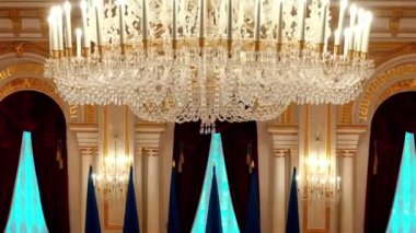 Ukrayna. Kyiv. 11 Ağustos 2020. Mariinsky Sarayı 'nın içinde, Kyiv' deki Mariinsky Sarayı 'nın beyaz salonu, Ukrayna Cumhurbaşkanının evi Mariinsky Sarayı.