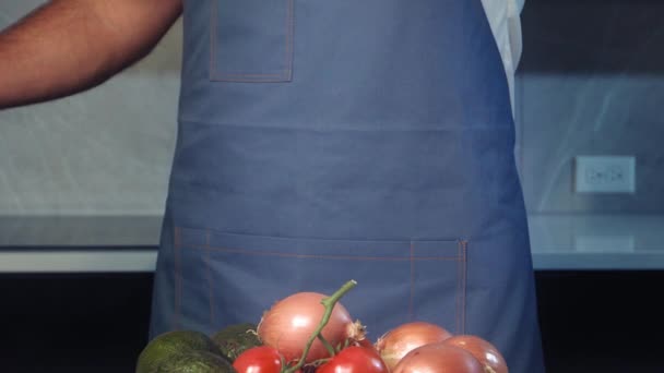 Chef Corta Tomate Câmera Lenta Corte Tomate Perto Tomate Caindo — Vídeo de Stock