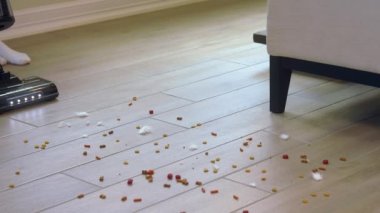 Döşemeleri süpürüp, yerleri süpürüp, evdeki yerleri temizleyip, masayı yakın çekimde süpürüp, zemini yavaş çekimde süpürüp...