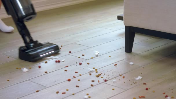 Bodenfliesen Nahaufnahme Absaugen Boden Hause Reinigen Boden Unter Dem Tisch — Stockvideo