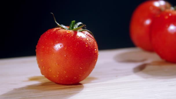 Chef Corta Tomate Câmera Lenta Corte Tomate Perto Tomate Caindo — Vídeo de Stock