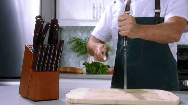 요리사의 날카로운 슬로우 요리사 식당에서 날카로운 요리사가 요리하기 날카롭게 만들다 — 비디오