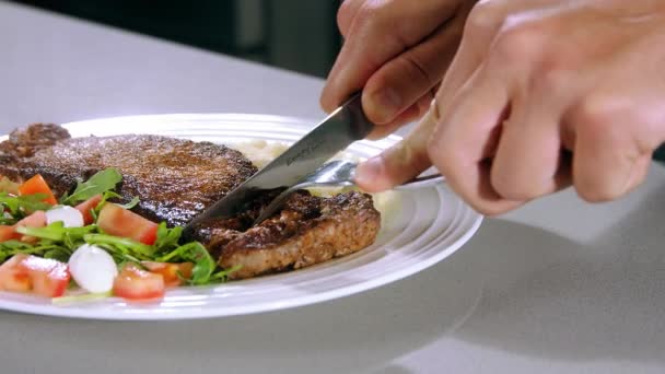 Κομμένο Κρέας Γκριλ Αργή Κίνηση Παϊδάκια Κρέας Ένα Πιάτο Φέτα — Αρχείο Βίντεο