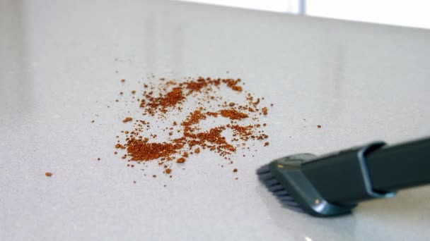 吸尘分散的咖啡 打扫房间 吸尘工作台表面 吸尘桌上的垃圾 吸尘表面慢动作 — 图库视频影像