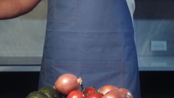 Chef Corta Tomate Cámara Lenta Cortar Primer Plano Del Tomate — Vídeo de stock