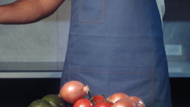 Chef Corta Tomate Cámara Lenta Cortar Primer Plano Del Tomate — Vídeos de Stock
