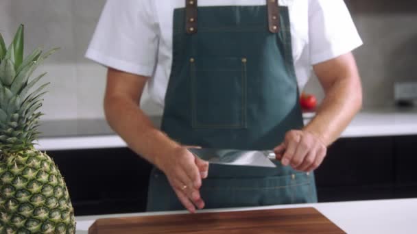 厨师平衡刀慢动作 主要制作菠萝 切碎菠萝特写 — 图库视频影像