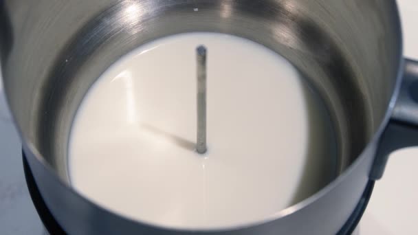 Spienione Mleko Zwolnionym Tempie Mleko Zbliżeniu Blendera Kremowe Mleko Wirujące — Wideo stockowe