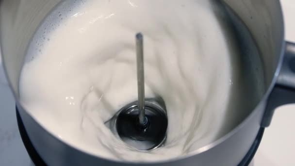 Spienione Mleko Zwolnionym Tempie Mleko Zbliżeniu Blendera Kremowe Mleko Wirujące — Wideo stockowe