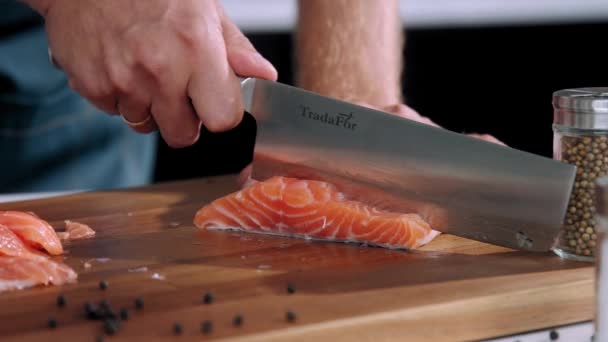 Chef Couper Saumon Ralenti Couper Saumon Couper Poisson Couteau Trancher — Video