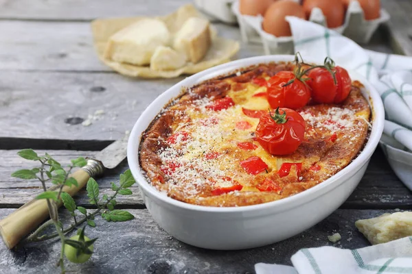 Lada Sayuran Clafoutis Atau Gratin Dengan Keju Parmesan Dalam Bakeware — Stok Foto