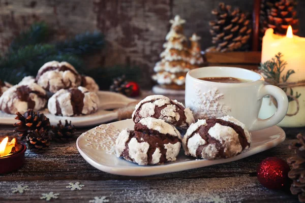 チョコレートクリンクル粉砂糖 コーヒーとクリスマスの装飾 素朴なスタイル トーンイメージのクッキー ロイヤリティフリーのストック画像
