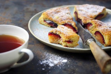 Ev yapımı erikli turta ve bir fincan çay. New York Times 'ın erikli kek tarifi. Seçici odaklan