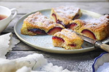 Ev yapımı erikli turta ve bir fincan çay. New York Times 'ın erikli kek tarifi. Seçici odaklan