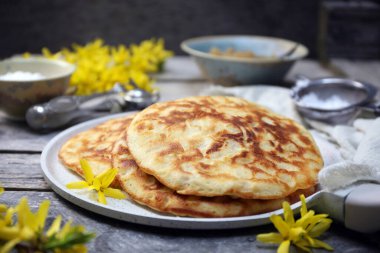 Fransız mutfağı. Matefaim. Tatlı Elmalı Krepler ve ahşap arka planda elma püresi.