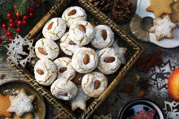 アマレッティ クッキー グルテンフリーのイタリアのアーモンドクッキーと新年の装飾 トップビュー トーン画像 ストック写真