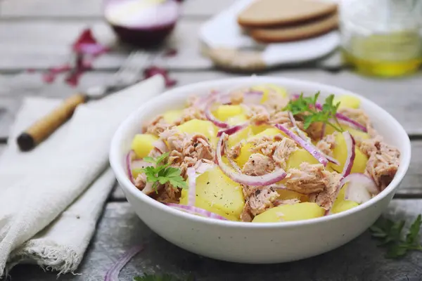 Ton Balıklı Patates Salatası Kırmızı Soğan Zeytinyağı Ahşap Arka Planda Telifsiz Stok Imajlar