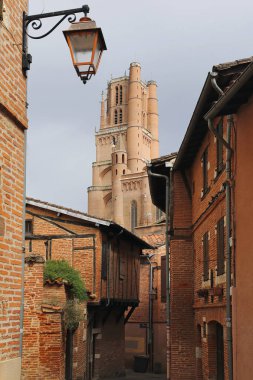 Antik Fransız şehirlerinin mimarisi. Tarn Bölümü, Occitania 'daki Albi kasabasının sokak manzarası.