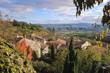 Güney Fransa: Sonbaharda Mirabel Ortaçağ Köyü, Auvergne-Rhone-Alpes bölgesi Ardeche bölümü