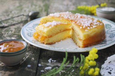 Portakal reçelli tatlı turta ve bir buket mimoza Tahta üzerinde bahar havası için