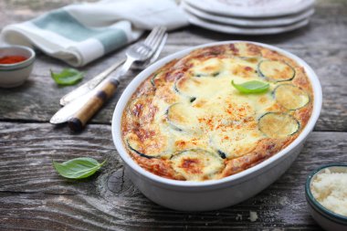 Fransız mutfağı. Seramik fırında peynirli sebze kabağı clafoutis (gratin), rustik tarzda.