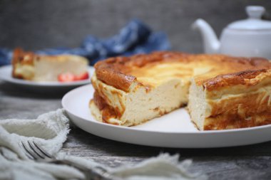 Unsuz Yunan yoğurtlu keki (bedava un, tereyağı, yağ). Gri ahşap arka planda üç sufle turtası. Seçici odaklan
