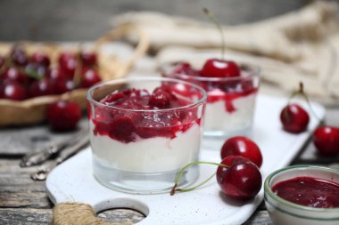 Yaz tatlısı. Yunan yoğurdu ve kiraz ezmesi, taze vişne sosu.