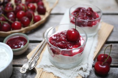 Yaz tatlısı. Yunan yoğurdu ve kiraz ezmesi, taze vişne sosu.