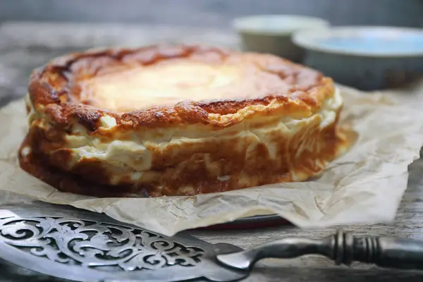 Stock image Flourless greek yogurt cake (free flour, butter, oill). Three Ingredient souffle pie on grey wooden background. Focus selective