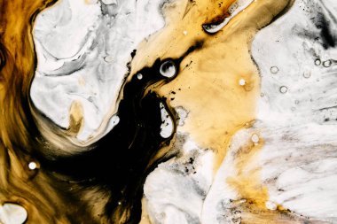 Mürekkep ve krem dokular yumuşak girdaplarla birleşiyor, detaylı soyut kalıplar.