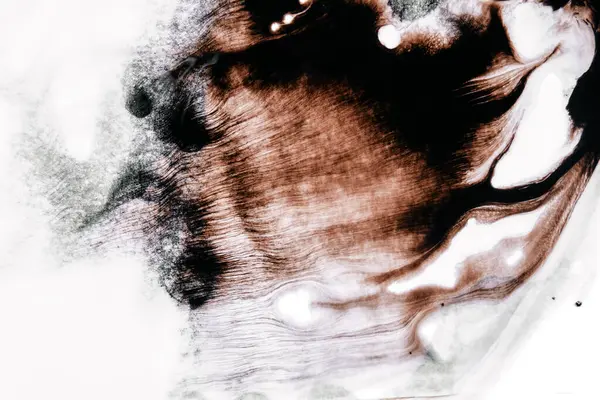 Beyaz arka planda soyut mürekkep lekesi koyu benekli dinamik ve girdap şeklinde bir şekil oluşturuyor..