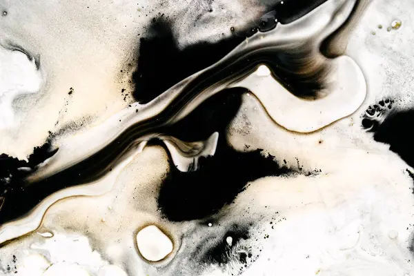 Mürekkebin soyut sıvı dinamikleri, zengin kahverengi gradyanlarla kremsi tonlarda birleşiyor..